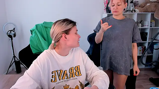 hotblonds online show from February 19, 2026, 11:51 am