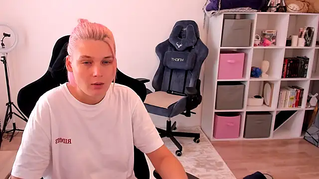 hotblonds online show from October 3, 2025, 9:33 am