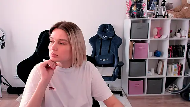 hotblonds online show from March 9, 2026, 11:25 am