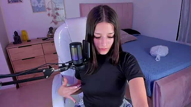 Amaia Daniells online show from March 9, 2025, 4:05 am