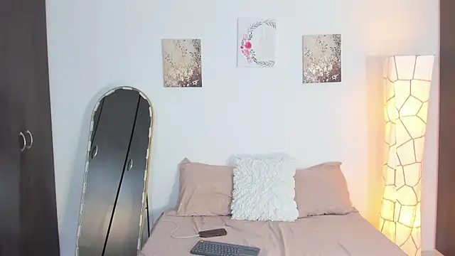 SarahCinnamon- online show from March 3, 2026, 7:43 pm