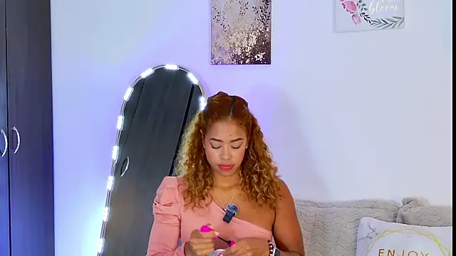Snapshot of SarahCinnamon- chatting on June 26, 2026, 4:46 pm SarahCinnamon- online show from June 26, 2026, 4:46 pm