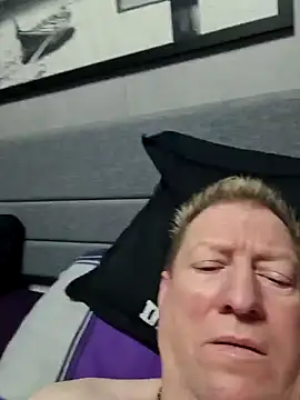 tomtom111111 online show from December 19, 2024, 3:52 pm