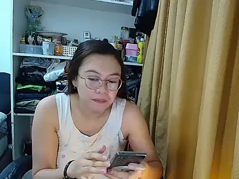 Snapshot of crizzybel chatting on April 3, 2026, 6:58 pm crizzybel online show from April 3, 2026, 6:58 pm