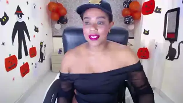 EvaFoxter online show from October 28, 2025, 4:28 pm