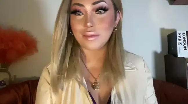 Snapshot of BigDominaMia chatting on February 8, 2025, 9:04 pm BigDominaMia online show from February 8, 2025, 9:04 pm