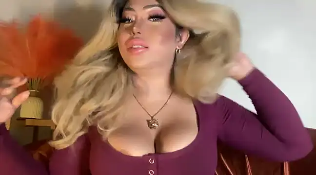 Snapshot of BigDominaMia chatting on February 6, 2025, 5:25 am BigDominaMia online show from February 6, 2025, 5:25 am