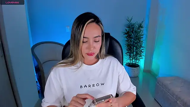 NiaBennet  online show from October 9, 2025, 1:28 am