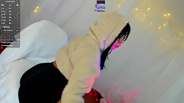 Snapshot of Silvanna-Moree chatting on January 22, 2025, 9:21 pm Silvanna-Moree online show from January 22, 2025, 9:21 pm