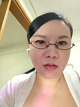 LILYsweetfcup online show from November 22, 2025, 1:32 pm