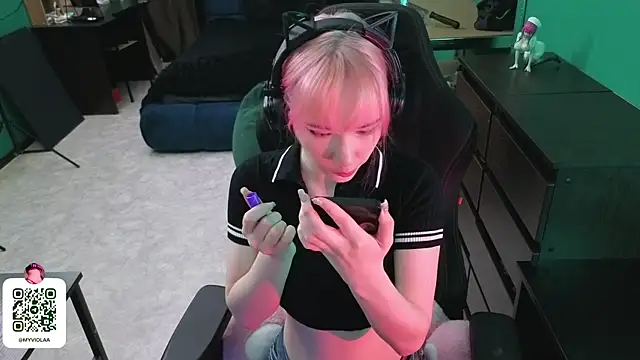 Maya Viola online show from April 15, 2026, 5:35 am