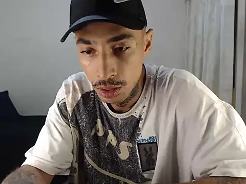 emiliano hottt online show from October 27, 2025, 8:21 pm