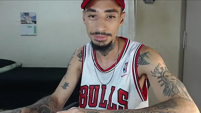emiliano hottt online show from April 28, 2026, 2:27 am