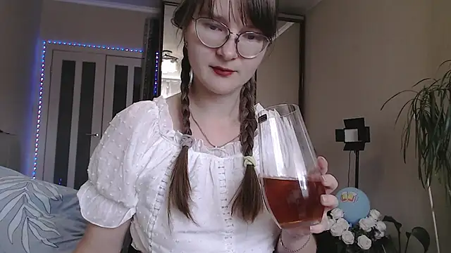 KiraGoldens online show from September 30, 2025, 7:25 am