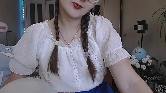 KiraGoldens online show from September 29, 2025, 6:31 am