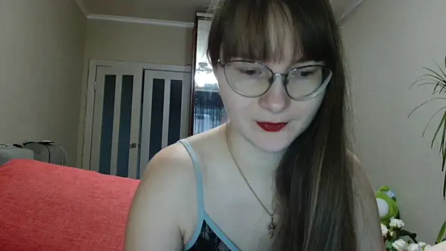 KiraGoldens online show from December 17, 2025, 6:29 am