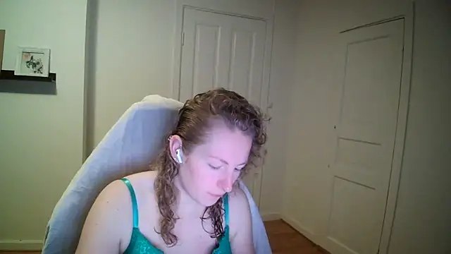 Girlnina-1995 online show from December 4, 2025, 10:03 am