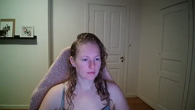 Girlnina-1995 online show from October 7, 2025, 5:52 am