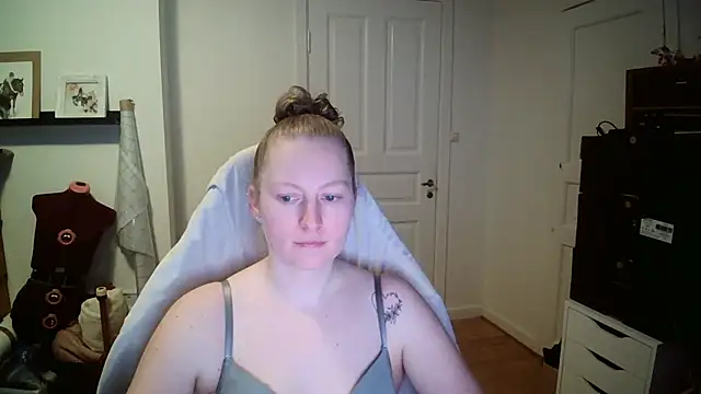 Girlnina-1995 online show from January 7, 2026, 9:58 am