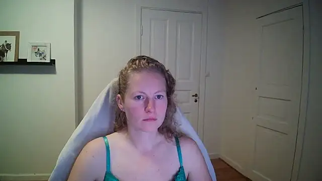 Girlnina-1995 online show from September 18, 2025, 7:44 am