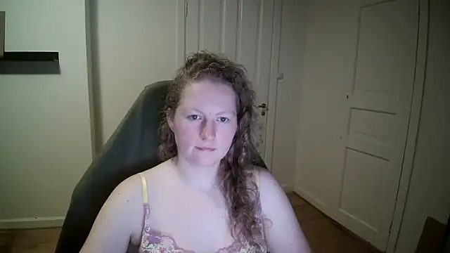 Girlnina-1995 online show from March 5, 2025, 9:04 pm