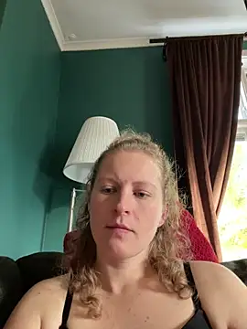 Girlnina-1995 online show from October 23, 2025, 1:32 pm