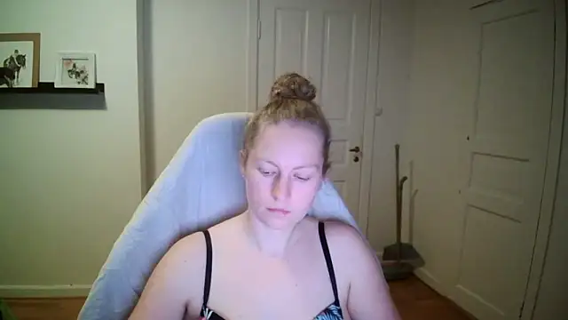 Girlnina-1995 online show from October 16, 2025, 7:44 pm