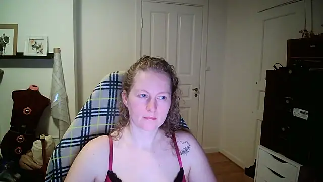 Girlnina-1995 online show from January 14, 2026, 5:49 pm