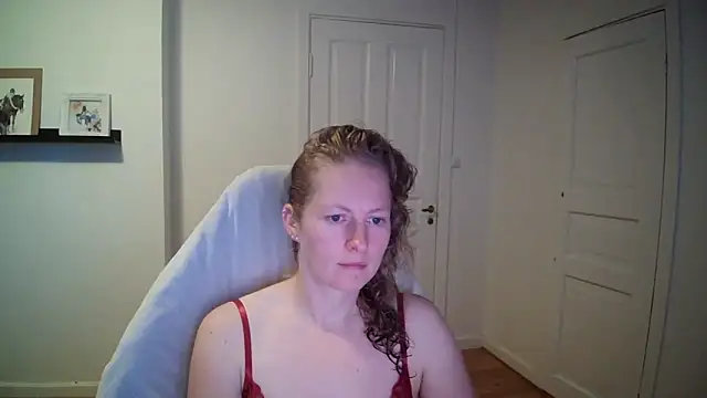 Girlnina-1995 online show from September 24, 2025, 9:16 am