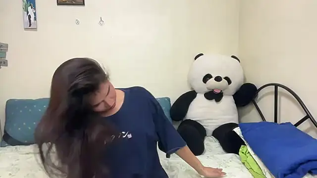 rihanna22 online show from November 17, 2025, 1:48 pm