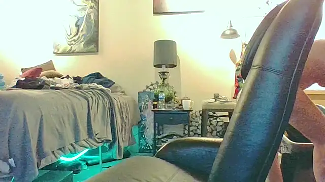 eatmeplease44 online show from November 4, 2025, 5:00 am