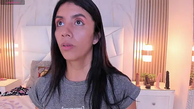 cinthya11 online show from January 25, 2025, 7:28 pm