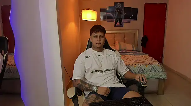 Snapshot of Jake_simons chatting on January 15, 2025, 3:11 am Jake simons online show from January 15, 2025, 3:11 am