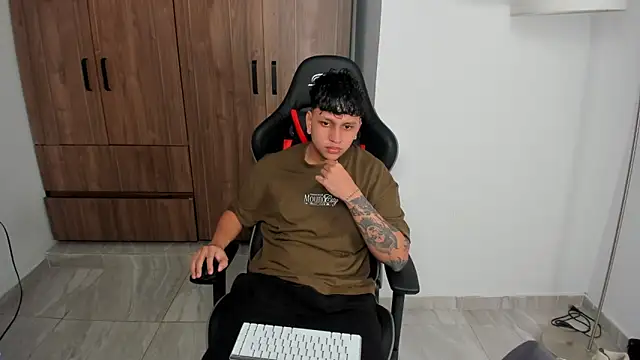 Snapshot of Jake_simons chatting on October 15, 2025, 10:23 am Jake simons online show from October 15, 2025, 10:23 am