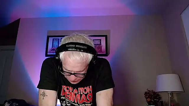 Snarfle82 online show from November 9, 2025, 10:52 am