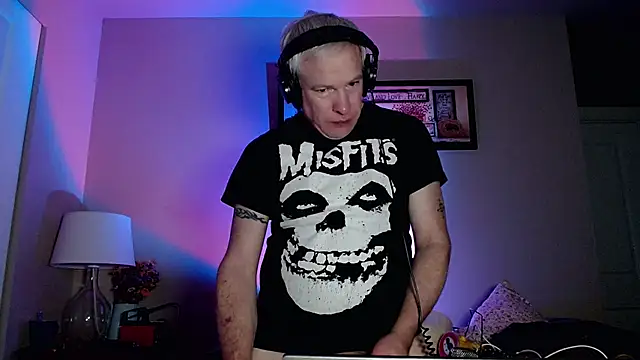 Snarfle82 online show from November 20, 2025, 1:12 pm