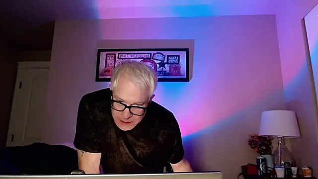 Snarfle82 online show from November 30, 2025, 7:53 am