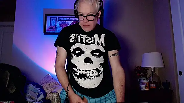 Snarfle82 online show from November 23, 2025, 2:16 pm