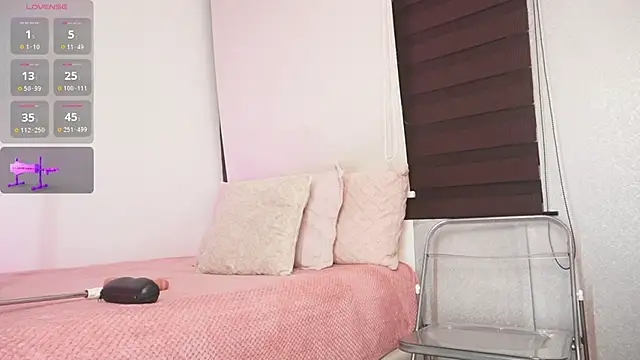 Snapshot of Alexxandra_12 chatting on October 4, 2025, 9:33 am Alexxandra 12 online show from October 4, 2025, 9:33 am