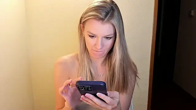 Snapshot of Annloveyou chatting on December 9, 2024, 11:13 pm Annloveyou online show from December 9, 2024, 11:13 pm