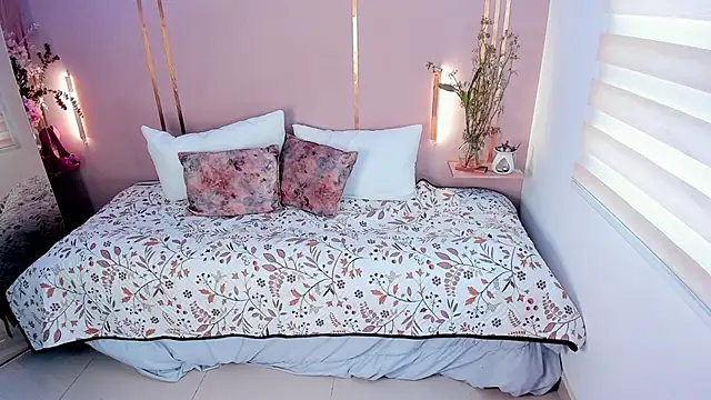 lena paulxo online show from April 10, 2026, 4:03 pm