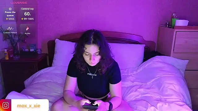 Moxxxie online show from April 1, 2026, 4:37 pm