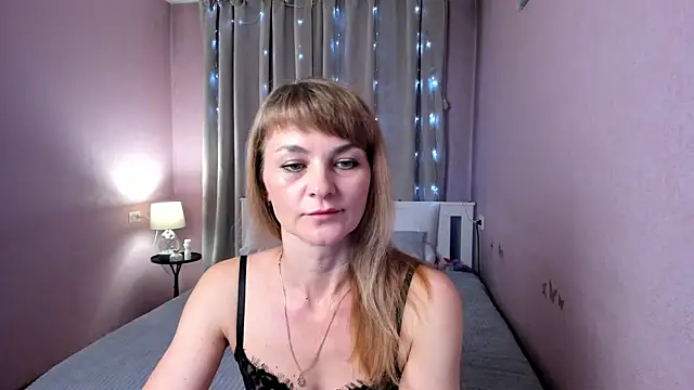 annasimonsj online show from May 10, 2026, 12:47 am