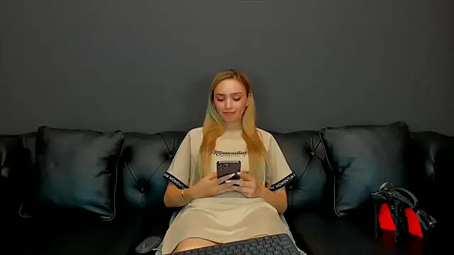 HaleySweet18 online show from June 24, 2026, 7:55 pm