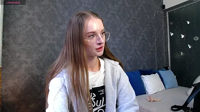 KateJonson online show from April 1, 2026, 1:23 pm