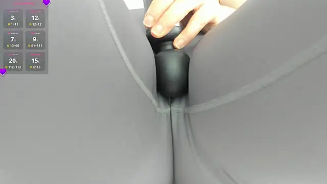 Azahara Amin  online show from October 7, 2025, 1:45 pm