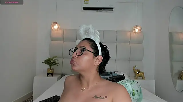 DanielleEvans  online show from September 15, 2025, 11:32 am