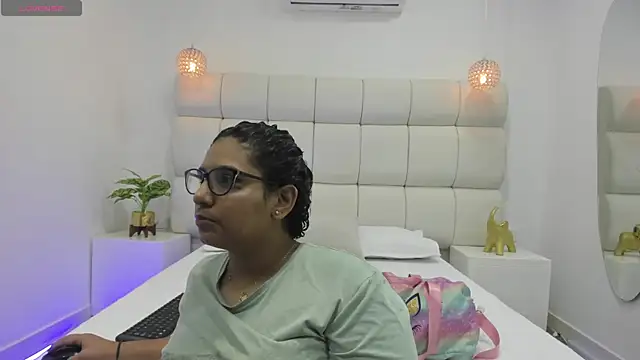 DanielleEvans  online show from October 20, 2025, 11:22 am