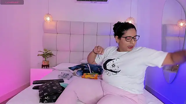 DanielleEvans  online show from September 24, 2025, 11:17 am