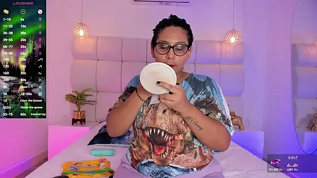 DanielleEvans  online show from September 18, 2025, 11:24 am